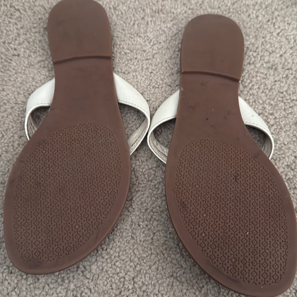 White Tory Burch sandals with gold emblem size 9 - Picture 2 of 2